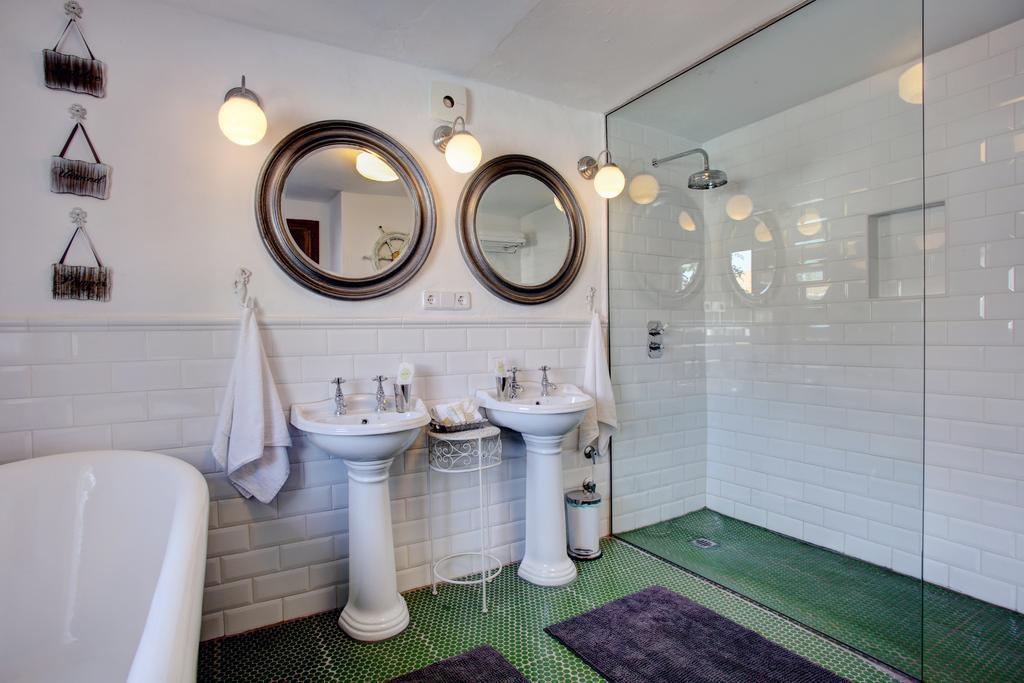 Studio (2 Adults),776150122:JPEG